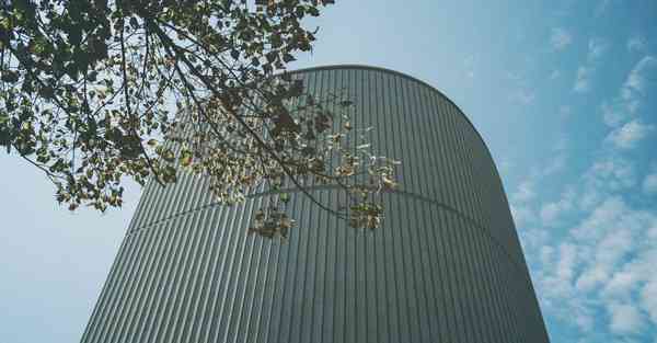 人工智能机器人和人谈恋爱